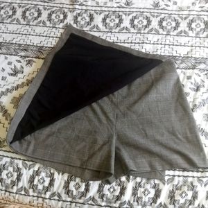 Gianni Bini Plaid black and gray skort with side zip closure size 12